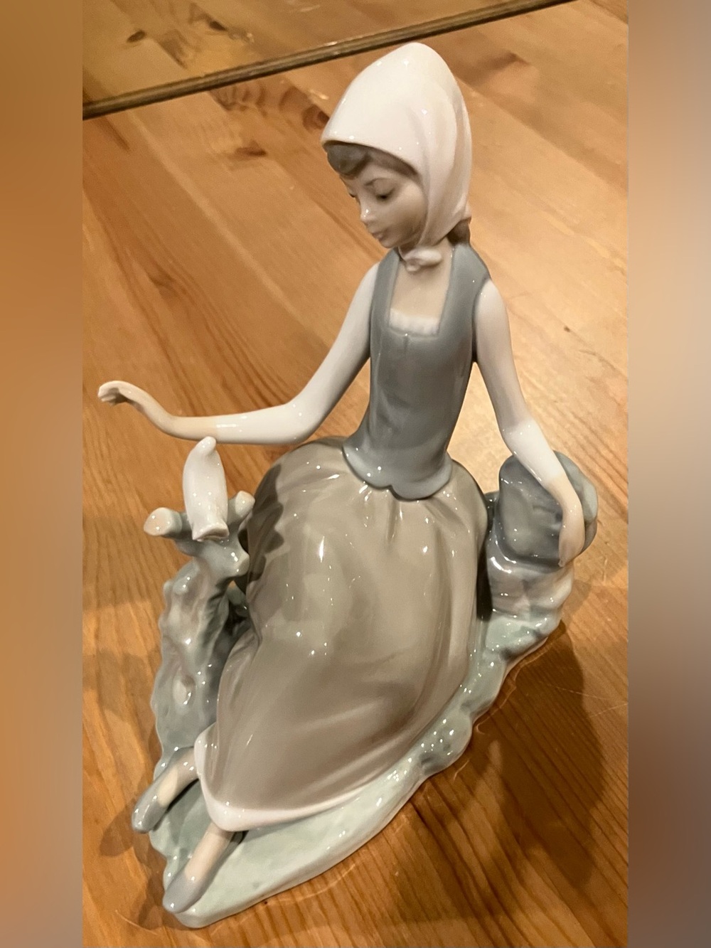 GUC Vintage Llardro 4660 Shepardess with Dove Figure Retired Glazed Finish